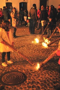 Niños y mayores participan en esta iniciativa que ilumina la noche zalameña.