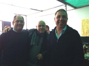 Emilio Bogarín, en el centro, junto al presidente de la Peña y uno de los socios.