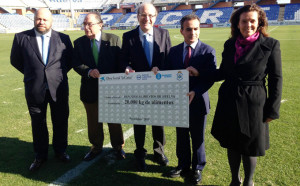 Momento de la entrega del cheque solidario.