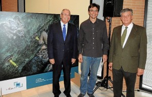 Antonio de la Vega y Jesús Contreras con el ganador del certamen.