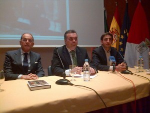 Mesa presidencial del acto de presentación del libro. 