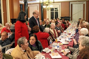 El alcalde y la concejal saludan a los mayores que acudieron al encuentro.