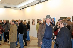 Muchos onubenses no quisieron perderse la inauguración de la muestra.