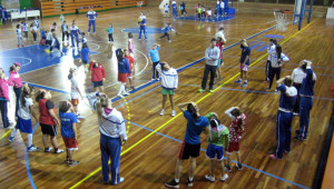 Las jugadoras del primer equipo conquerista, con los escalafones inferiores.