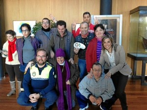 La concejal isleña, junto a los niños de Asidem, ha asistido a la obra.