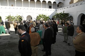 Numerosas personas han querido estar presentes en el acto. 