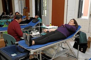 Donantes de sangre durante la macrocolecta celebrada antes de Semana Santa.