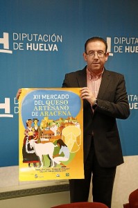 El alcalde de Aracena sostiene el cartel de la nueva edición del Mercado del Queso.