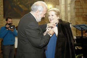 La Insignia de Oro le ha sido impuesta por el presidente del Consejo, Manuel de la Cruz Infante. 