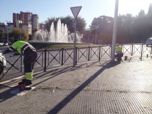 Operarios trabajando en el mantenimiento del mobiliario urbano.