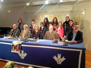 Miembros del jurado y ganadores del X Concurso de Postales Navideñas.