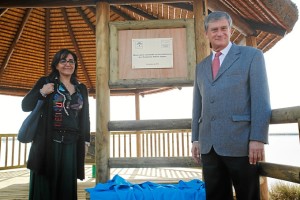 La delegada y el director de la Fundación Atlantic Copper develaron la placa. / Foto: José Carlos Palma