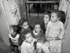 Estefanía junto a unas niñas de un pueblo bereber en Marrakech.