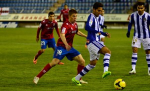 Montoro, autor del primero gol del Recre, protege la pelota a ante Vicente. / Foto: Diario de Soria.