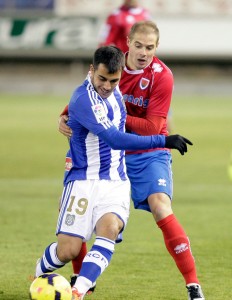 Joselu, muy activo siempre, controla la pelota ante Ripa. / Foto: Heraldo de Soria.