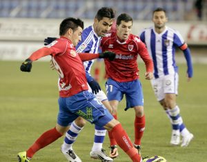 Natalio quiere llevarse el balón en presencia de Dimas. / Foto: Heraldo de Soria.