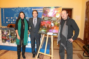 Silvia Villaú, Manuel Remesal y Tomás Padilla junto al cartel de la obra.