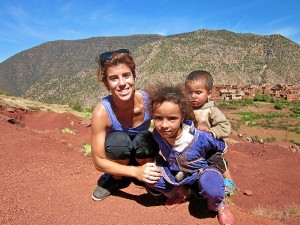 Estefanía, con un pueblo bereber en Marrakech.