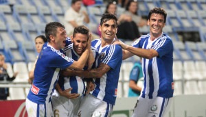 Zamora, a la derecha, celebrando con sus compañeros uno de los goles el Barcelona B. / Foto: Josele Ruiz.