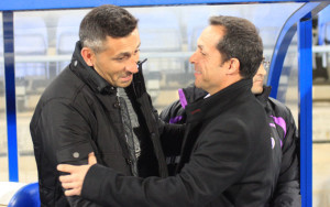 Manolo Herreros y Sergi Barjuan se saludan ante del inicio del choque. / Foto: Josele Ruiz.