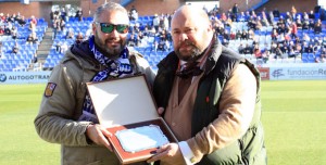 Jairo Suárez entrega la placa a Pablo Comas. / Foto: Josele Ruiz.