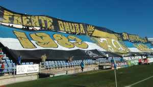 Mural desplegado por el Frente Onuba en Gol Norte. / Foto: Josele Ruiz.