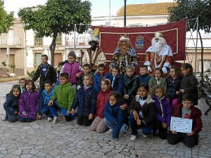 Los pequeños de Aljaraque junto a los Reyes Magos.