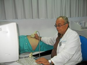 Ramón LInares, realizando una ecografía. 