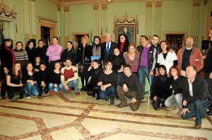 El alcalde de Huelva junto al colectivo que visita la provincia.