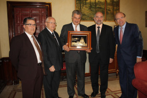 El presidente del Congreso ha recibido un cuadro de manos de la Hermandad de la Cena.