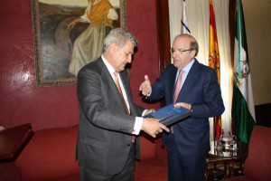 Posadas ha recibido dos libros sobre Huelva.