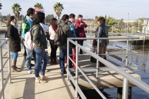 Algunos jóvenes durante la visita.