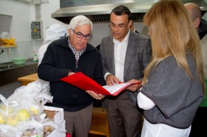 Ignacio Caraballo durante su visita al comedor social de cartaya.