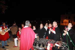 El Coro de la barriada fue uno de los protagonisatas tras el encendido.