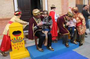 Los menores con los ayudantes de los Reyes Magos.