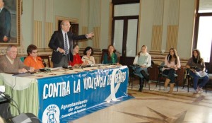 Imagen de la celebración del Día contra la Violencia de Género en el Ayuntamiento de Huelva.