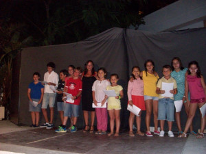 En el Hotel Pato Amarillo de Punta Umbría, la autora hizo una lectura y representación del libro con 12 niños de la zona.