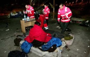 Voluntarios de la Cruz Roja repartiendo mantas.