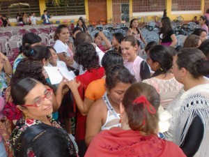 Yolanda con sus compañeros en Guatemala.