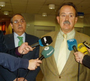 José Parejo-Bravo atiende a los medios ante la atenta mirada de Manuel García Izquierdo.