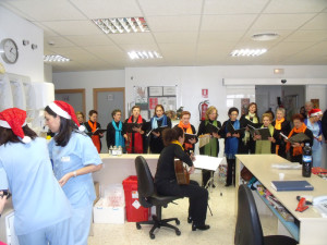 El coro de campanilleras animó el centro sanitario.