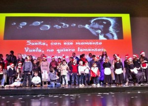 Los niños al final del espectáculo que ofrecieron en el Teatro de Isla.