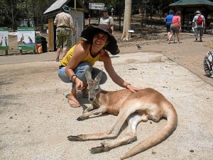 La joven, en Australia, prueba de que le encanta viajar. 