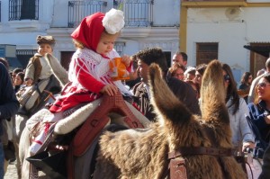 Una pequeña moguereña vestida de Zenobia.