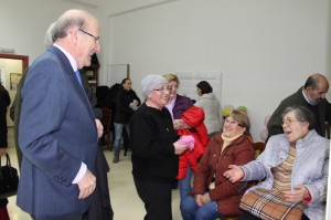 El alcalde compartió un rato con los vecinos de Los Rosales.