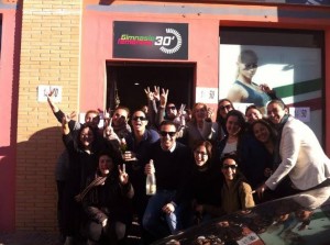 Los agraciados en la puerta del Gimnasio.