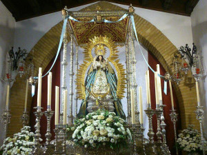 La Virgen de Montemayor ya está preparada con su manto azul.