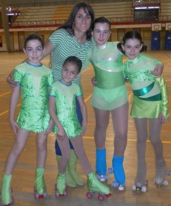 Ángeles con alumnas de su Escuela de Patinaje artístico. 