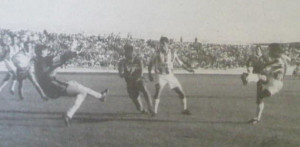 Imagen del gol de Valentín ante el Recre en 1993, el primero que se hizo en el Nuevo Arcángel. / Foto: www.laligaennnumeros.es.