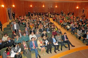 El público llenó el Teatro Felipe Godínez para asistir al evento. 